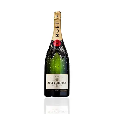 Photographe Packshot produit d’une bouteille de champagne, vue face, sur fond blanc, en studio photo.