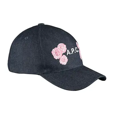 Photographie packshot d’une casquette denim avec fleur rose, vue face, sur fond blanc, réalisée en studio, lumière maitrisé en Drôme.