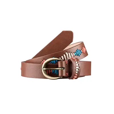 Photographe packshot d’une ceinture marron boucle dorée pur femme, vue face, sur fond blanc, réalisée en studio photo en Drôme.