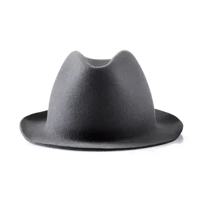 Photographe packshot : d'un chapeau gris, vue face, sur fond blanc, pour un shooting produit à Dieulefit.