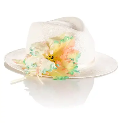 Photographe packhot e-commerce d'un chapeau, vue face, sur fond blanc, par studio photo produit.