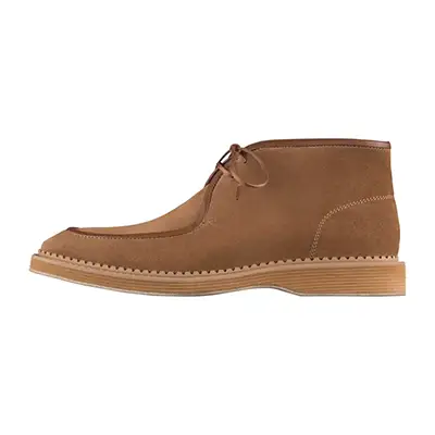 Photographie packshot d’une chaussure homme marron, vue face, sur fond blanc, réalisée en studio photo.