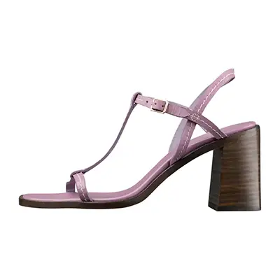 prise de vue packshot d’une chaussure femme rose et grand talon, vue face, sur fond blanc, réalisée pour shop en ligne.