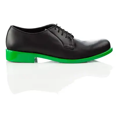 Photographie packshot d’une chaussure homme noire et verte, vue face, sur fond blanc, réalisée en studio à Dieulefit.