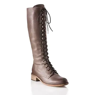 Photographe packshot : chaussure femme, vue face, sur fond blanc, shooting accessoire.