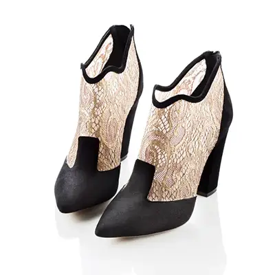photographe packshot : chaussure femme, vue face, sur fond blanc, shooting photo à Dieulefit.