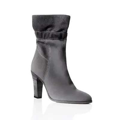 Visuel packshot : chaussure femme grise, vue face, sur fond blanc, studio e-commerce pour un shooting photo.