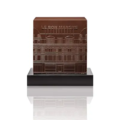 Photographe Packshot culinaire d'une pièce en chocolat, vue face, sur fond blanc, pour un shooting photo en Drôme.