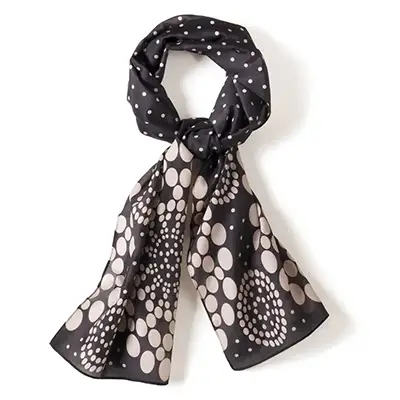 Photographe Packshot produit d’un foulard noir à pois blanc, vue face, sur fond blanc, en studio photo.