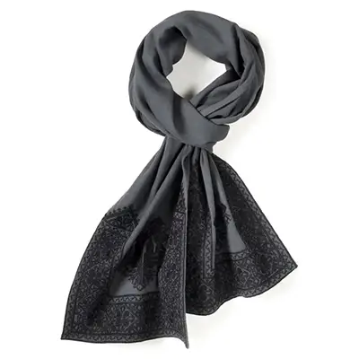 photographe Packshot d’un foulard gris et noir, vue face, sur fond blanc, en studio photo e-commerce en Drôme.