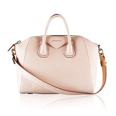 Photographe packshot d’un sac rose poudré, vue face, sur fond blanc, réalisée en studio en Drôme.