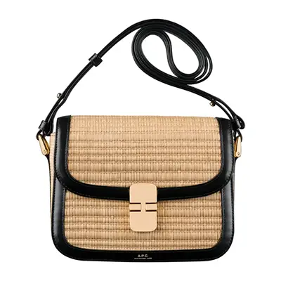 Photographie packshot d’un sac noir et rafia, vue face, sur fond blanc en Rhône-alpes.