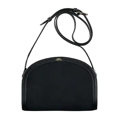 Photographie packshot d’un sac femme noir vue face, sur fond blanc, réalisée en studio.