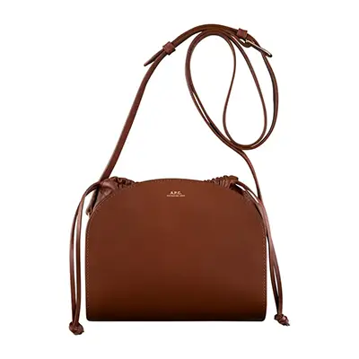 Photographie packshot d’un sac marron femme cuir, vue face, sur fond blanc, shooting en studio en Rhône-alpes.