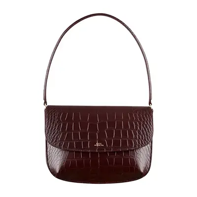 Photographie packshot d’un sac faux croco, couleur bordeaux, vue face, sur fond blanc.