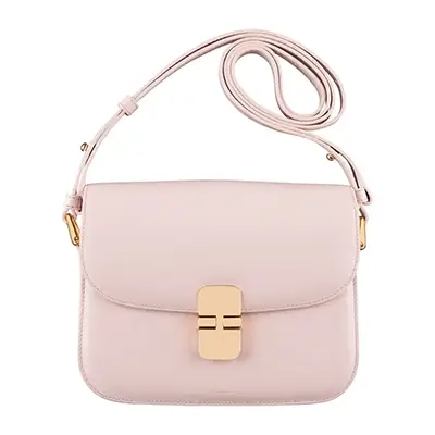 Photographie packshot d’un sac femme rose, vue face, sur fond blanc, réalisée en studio.