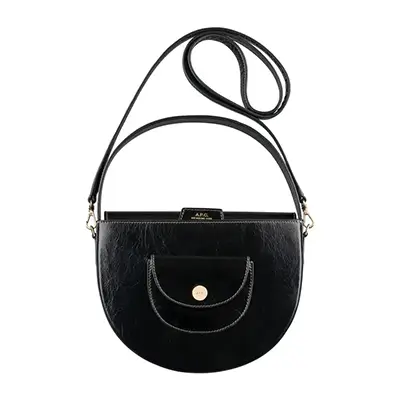 prise de vue d’un sac en cuir noir plissé, vue face, détouré sur fond blanc.