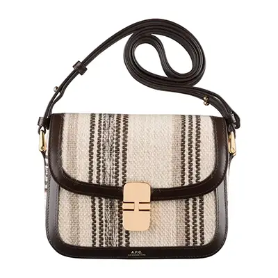 Photographie packshot d’un sac femme et boucle dorée, vue face, sur fond blanc, réalisée en studio en Rhône-alpes.