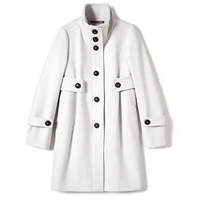 Visuel e‑commerce : manteau blanc vue face, sur fond blanc, studio photo.