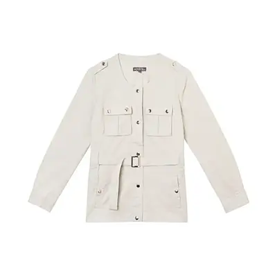 Visuel e‑commerce : veste blanche féminin, vue face, sur fond blanc, studio photo.