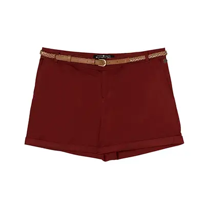 Packshot produit d’un short de couleur bordeaux, vue face, sur fond blanc, en studio photo.