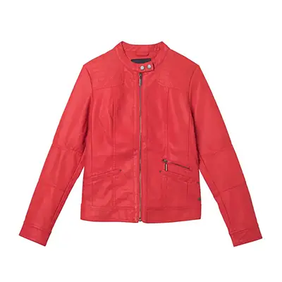 Visuel e‑commerce : blouson rouge pour femme, vue face, sur fond blanc, en studio photo.