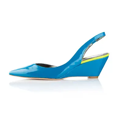 Photographe professionnel d'un visuel e‑commerce : chaussure femme bleu, vue face, sur fond blanc, shooting studio.