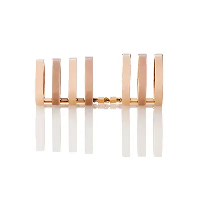Photo produit d’un bijoux dorée, vue face, sur fond blanc, prise en studio photo e-commerce par un photographe.