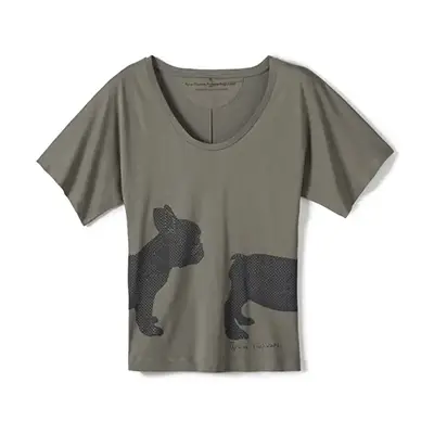 Visuel e‑commerce : tee-shirt vert avec motif de chien, vue face, sur fond blanc, pour marketplace.