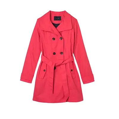 Visuel e‑commerce : long manteau rouge, vue face, sur fond blanc, lumière professionnel.