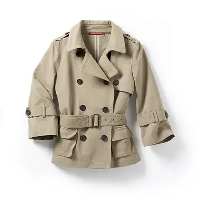 Photographie packshot d’un manteau femme, vue face, sur fond blanc, lumière professionnel en Drôme.