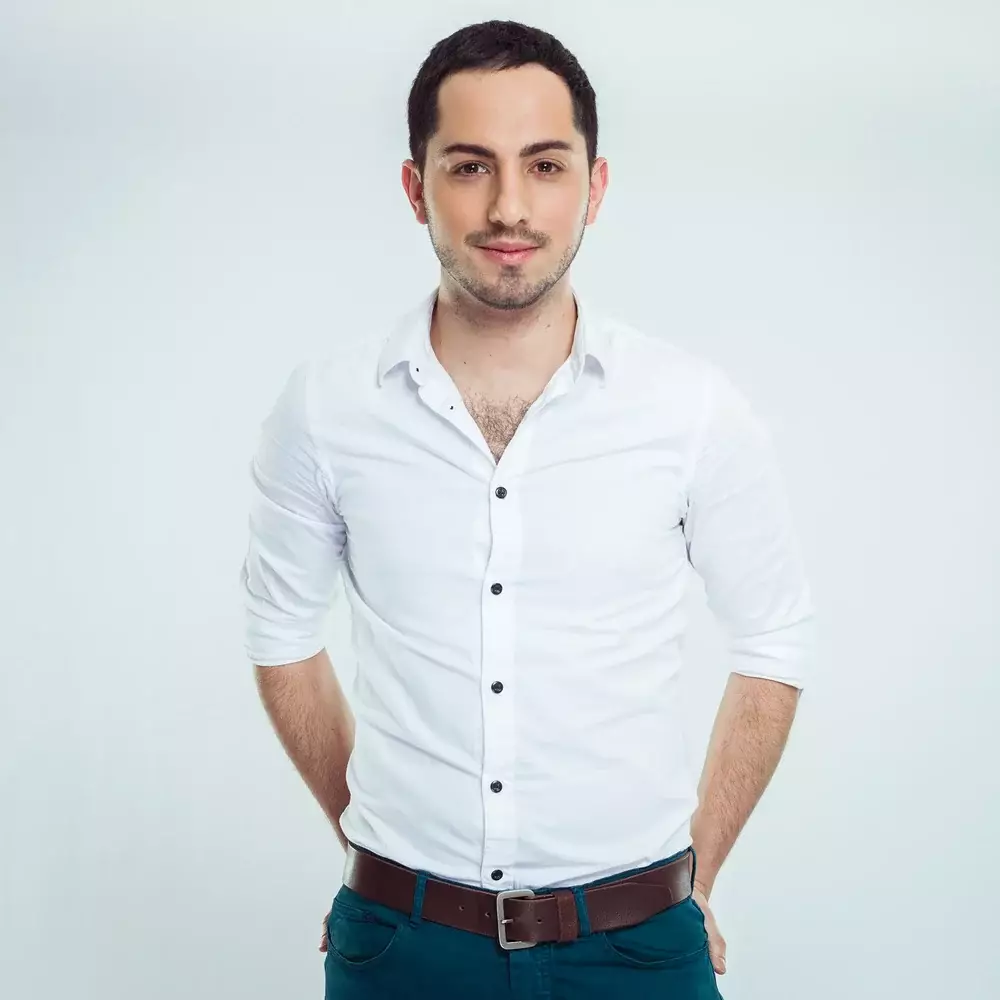portrait linkedin homme chemise blanche bordeaux