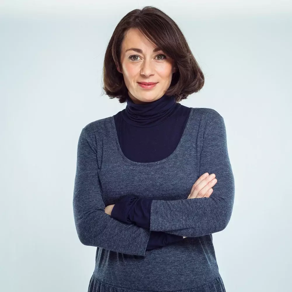portrait linkedin femme col roule bleu bordeaux