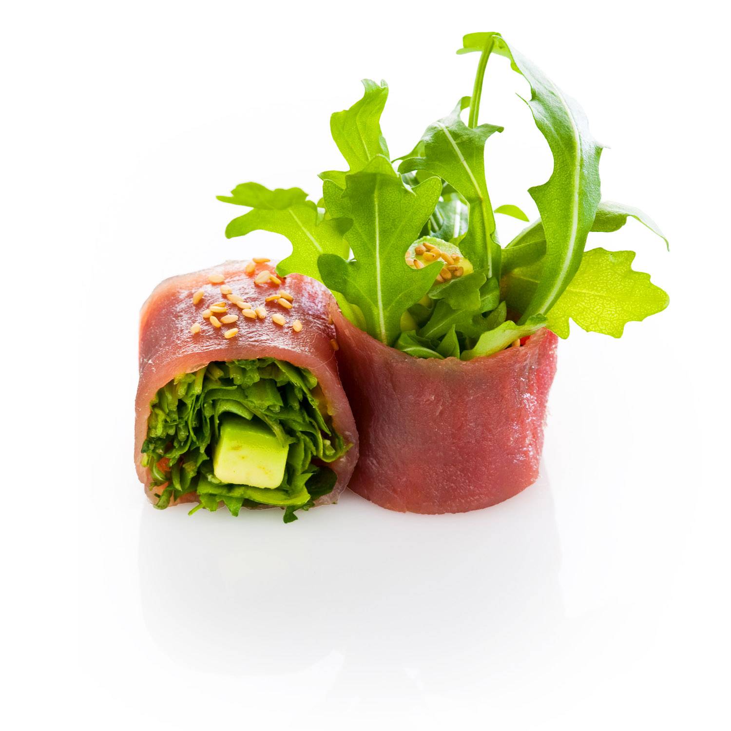sushi sur fond blanc avec de la roquette