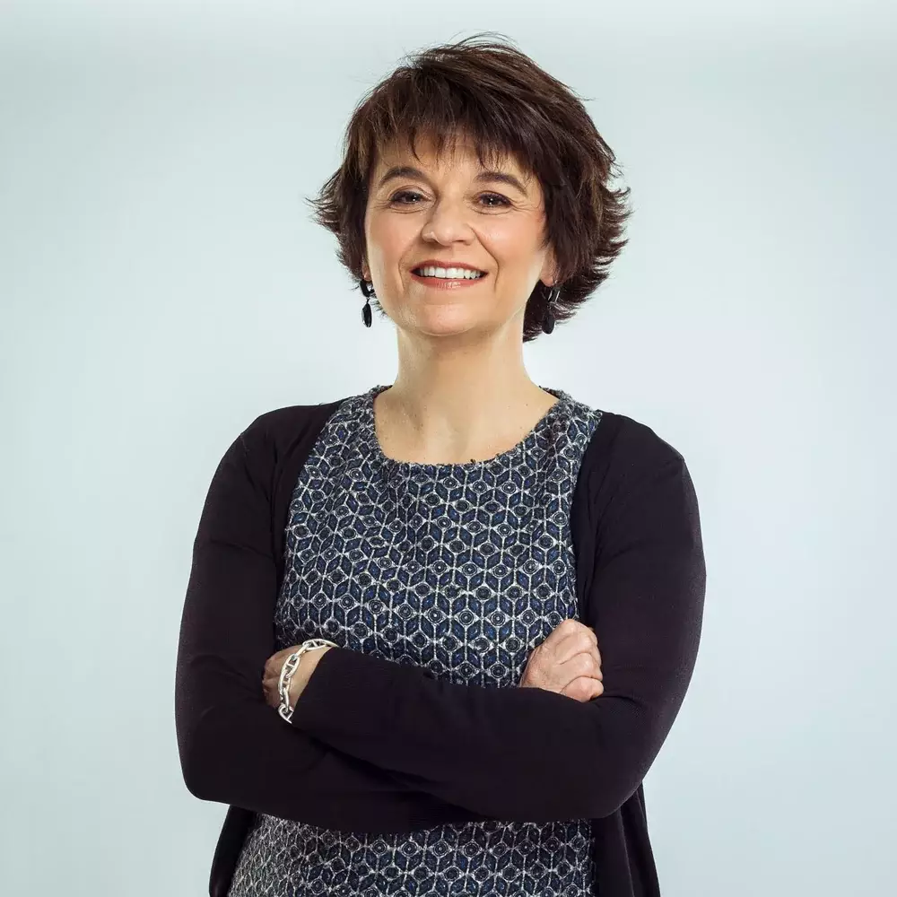 portrait professionnel femme robe motifs bordeaux.