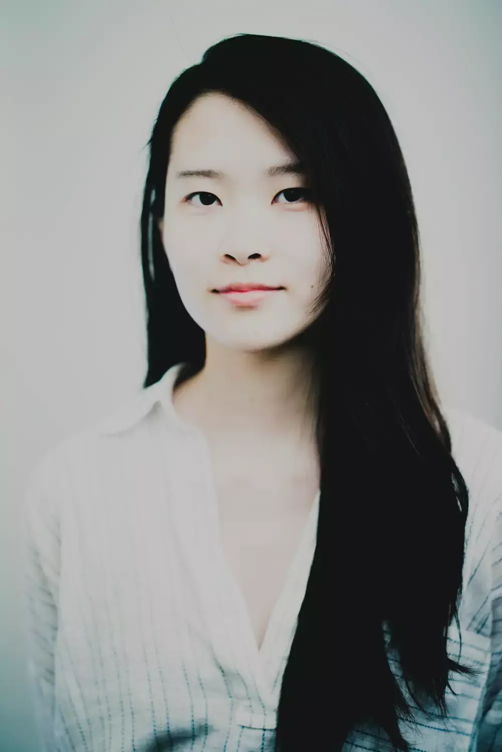 Portrait femme lumiere naturelle douce fond clair photographe studio Bordeaux