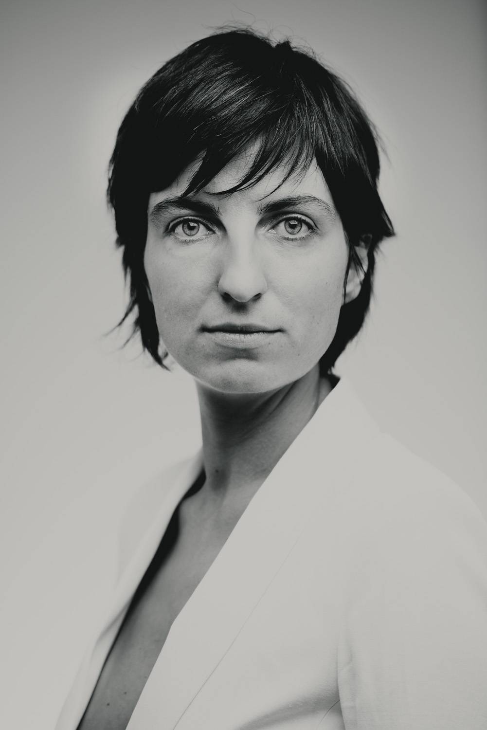 portrait en noir et blanc d'une femme regardant le photographe