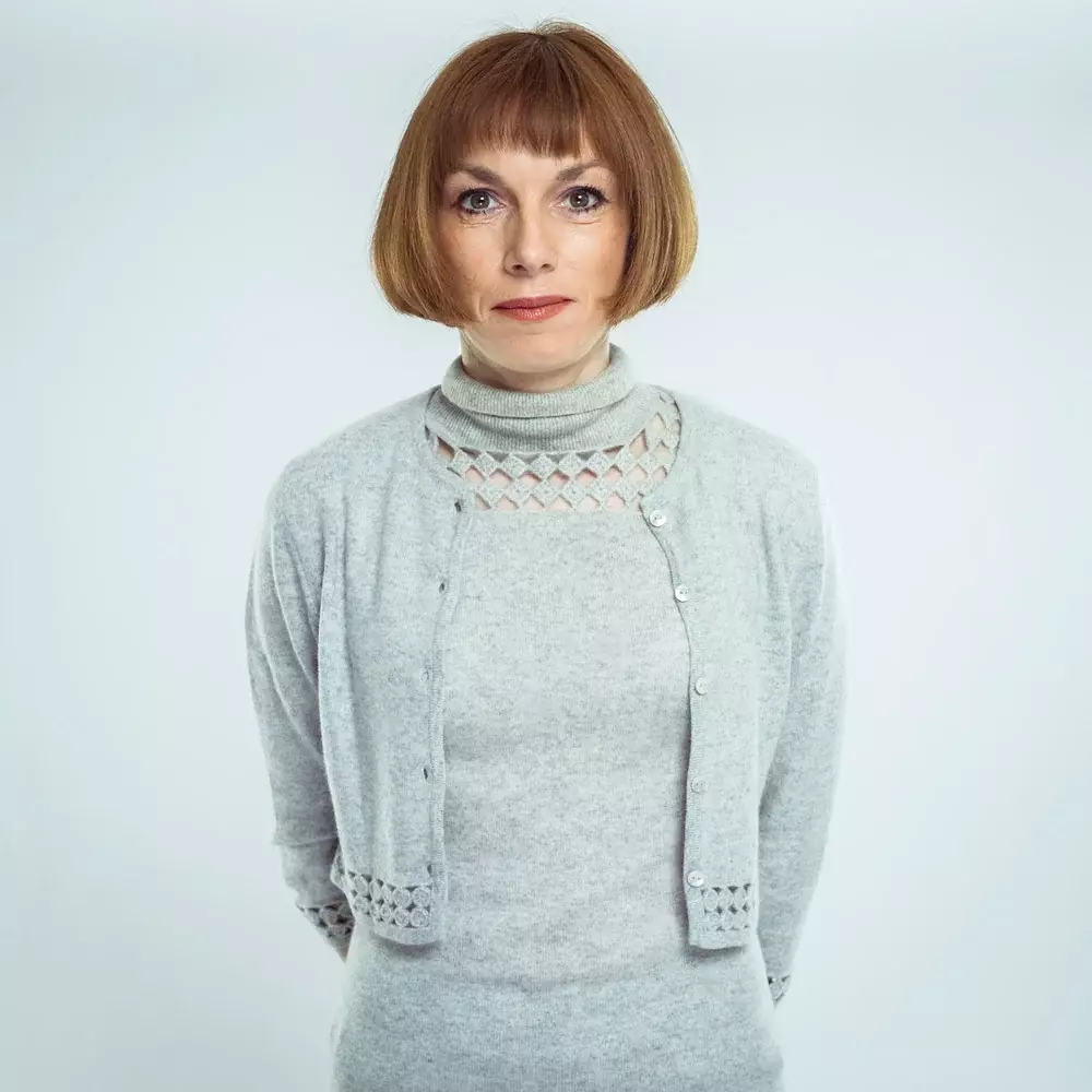 portrait corporate femme col roule gris bordeaux