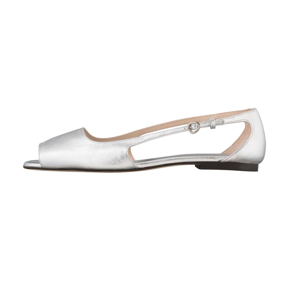packshot produits sur fond blanc d'une chaussure apc