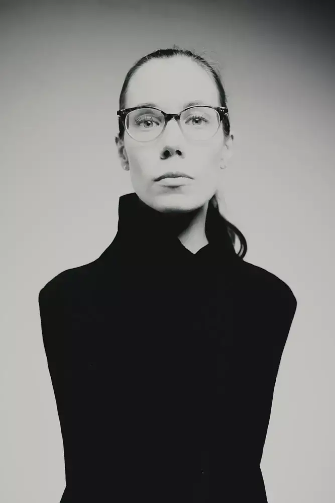 portrait noir blanc femme lunettes col montant studio bordeaux