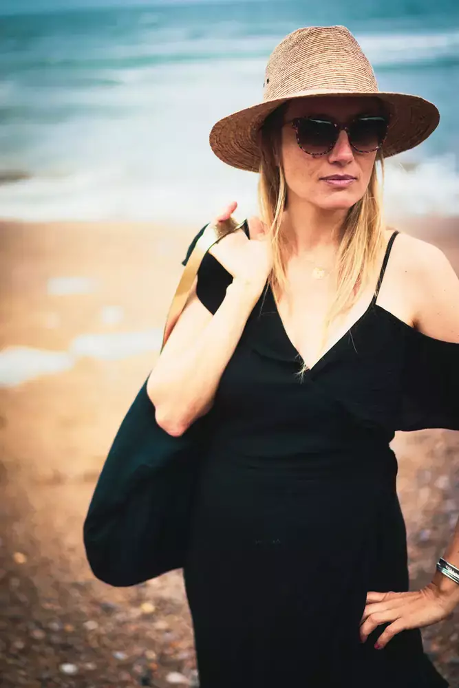 editorial plage robe noire chapeau bordeaux
