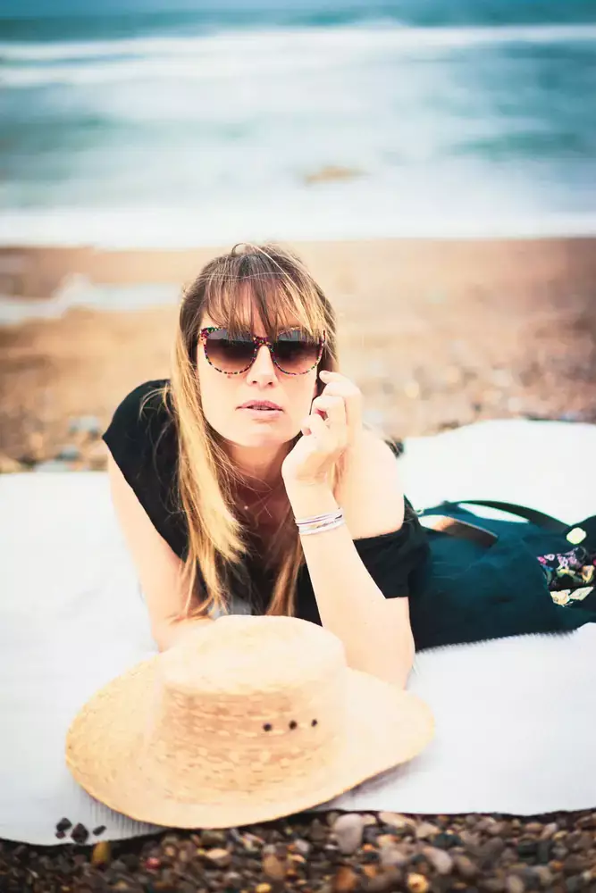 portrait lifestyle plage chapeau lunettes bordeaux