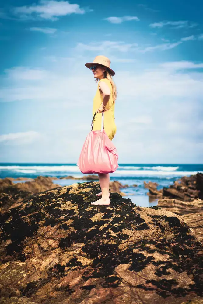 mode plage rocher robe jaune sac rose bordeaux