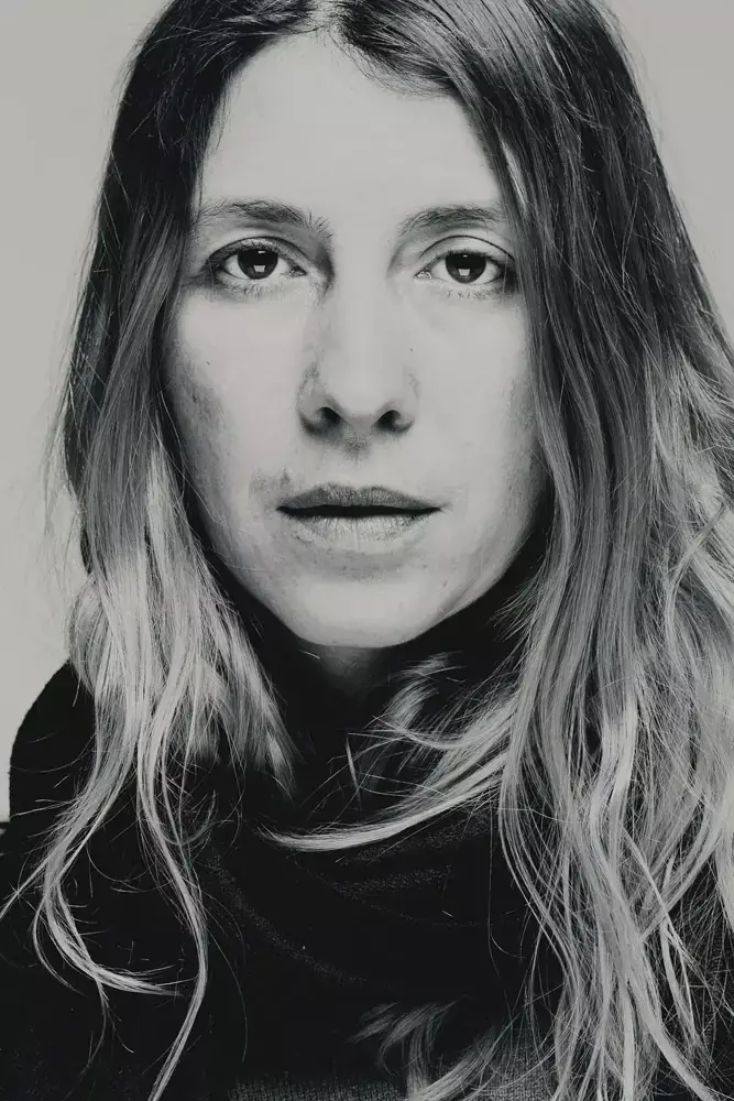 portrait noir blanc femme regard intense studio bordeaux