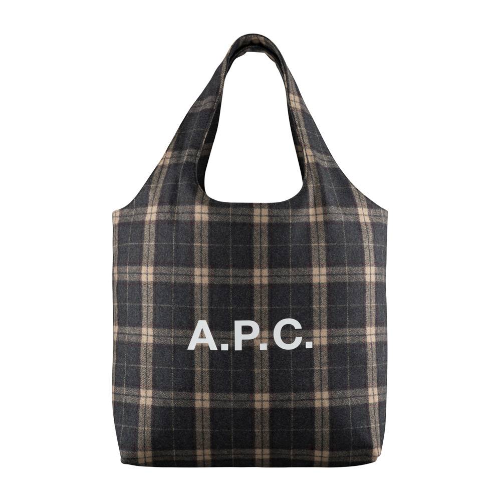 packshot produits en studio photo sur fond blanc d un sac apc