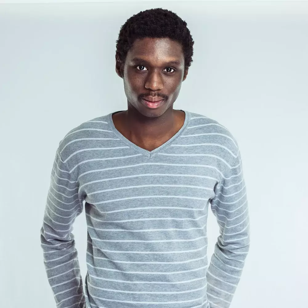 portrait studio homme pull rayures grises bordeaux